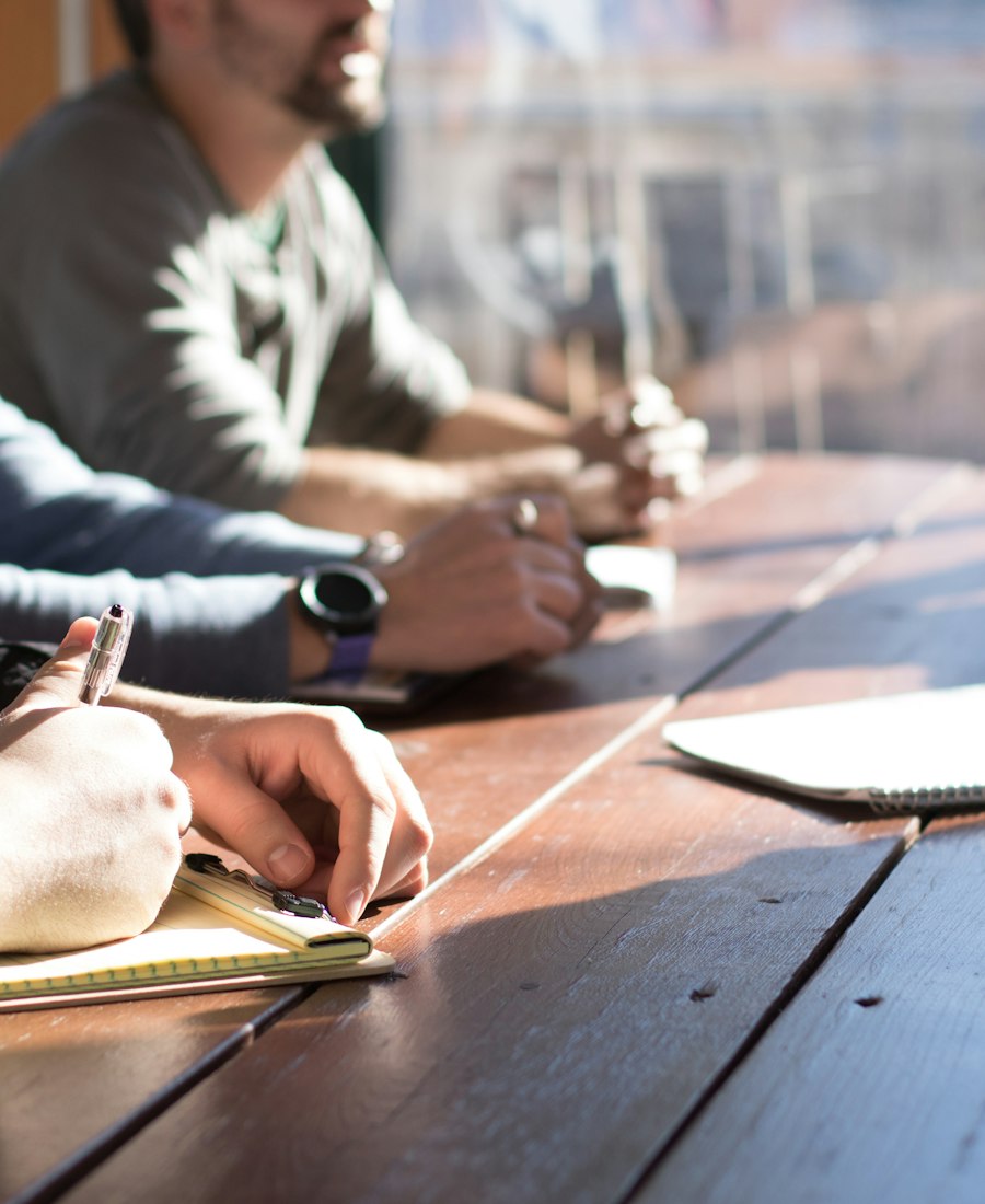 Une équipe travaillant ensemble à un bureau