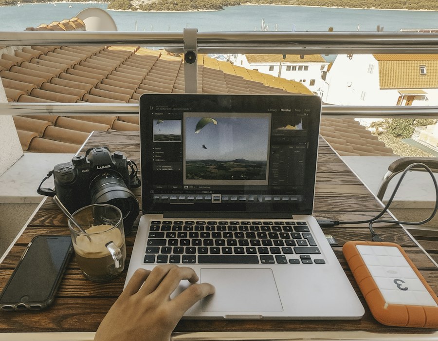 Fondateur travaillant à distance sur un ordinateur portable avec une belle vue