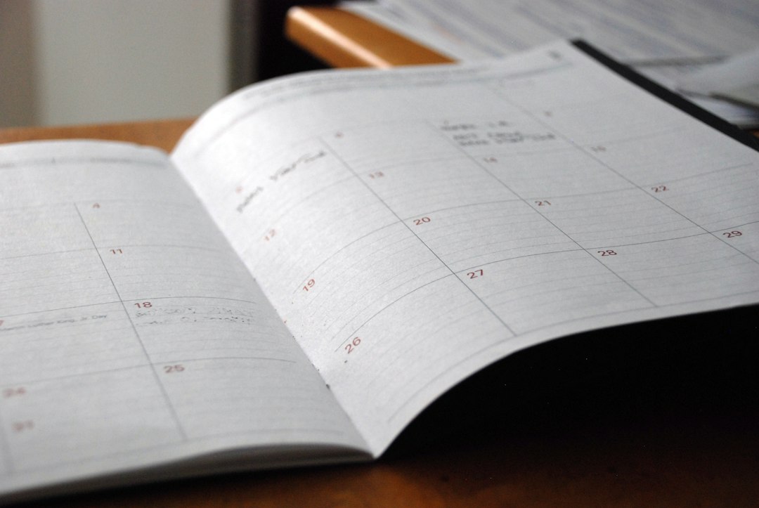 Agenda mensuel ouvert sur un bureau en bois