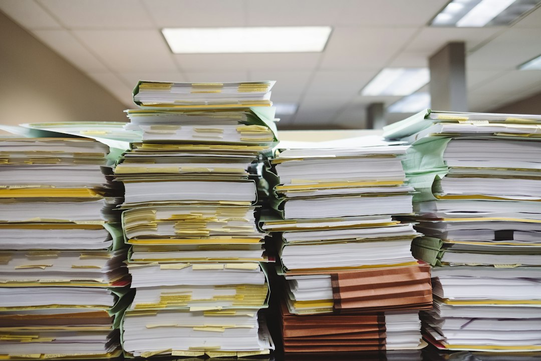 Piles de documents et de dossiers papier