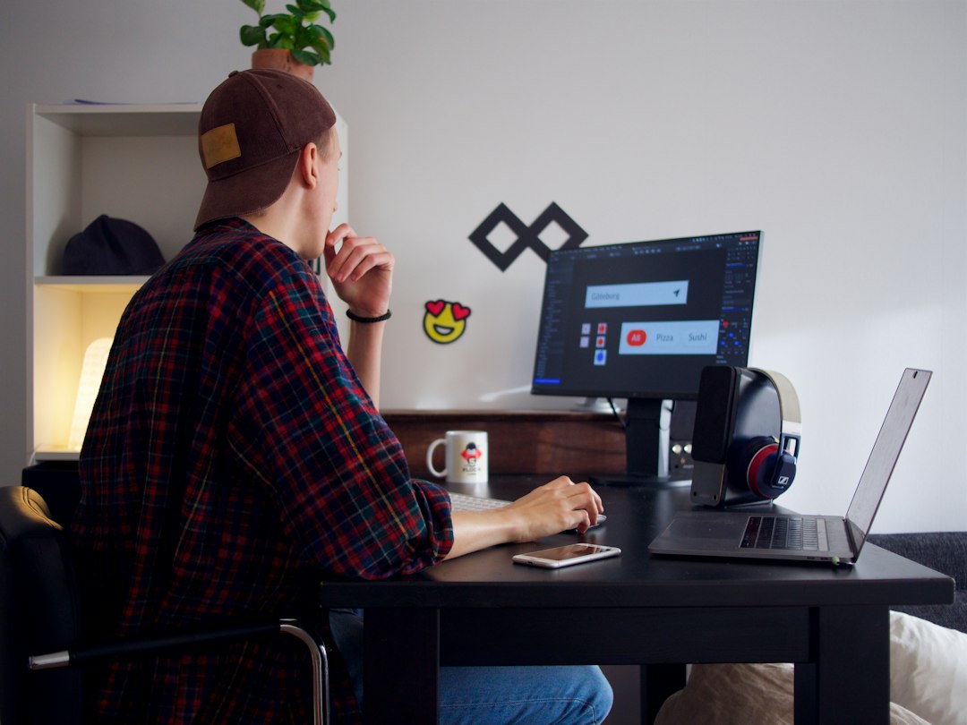 Freelance travaillant sur son ordinateur dans un petit bureau