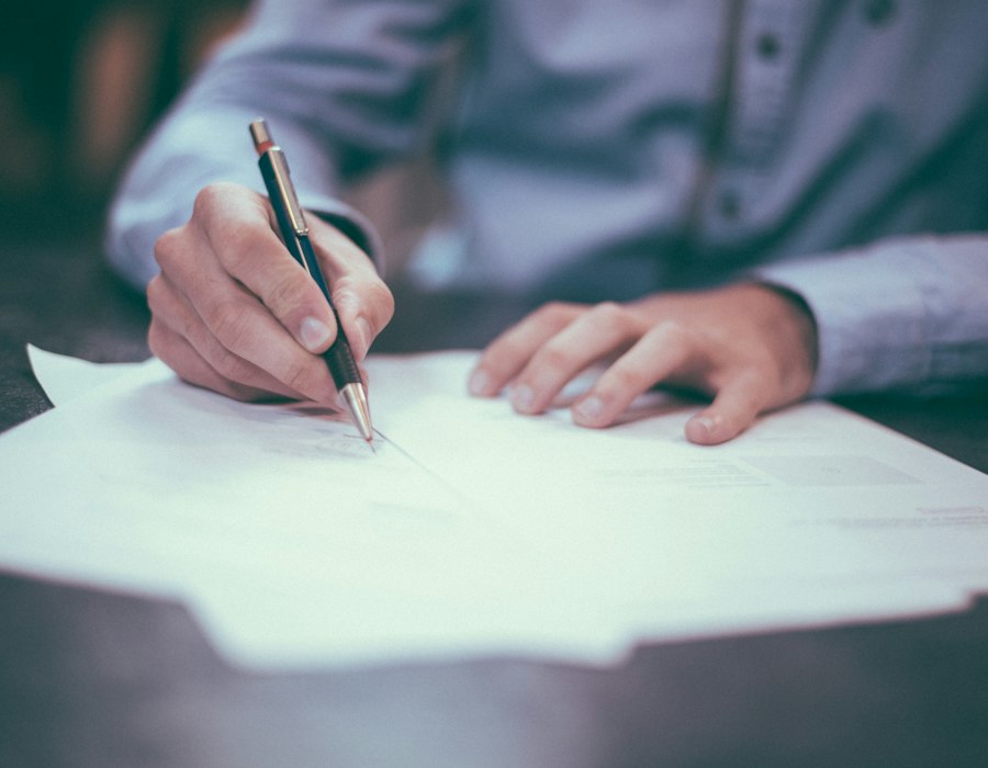 Signature de documents à un bureau