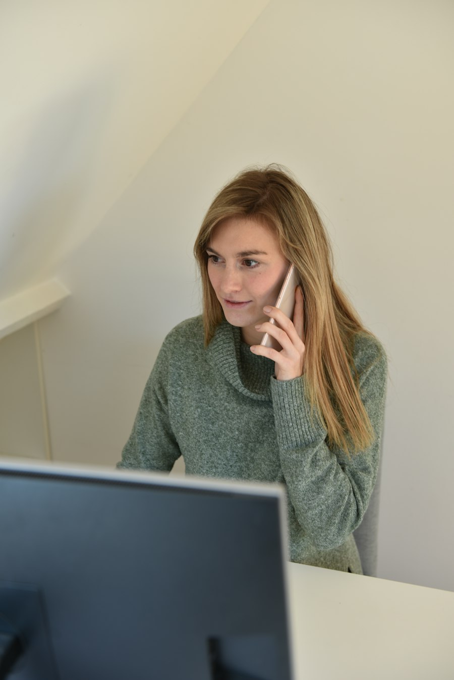 Une personne répond au téléphone à son bureau