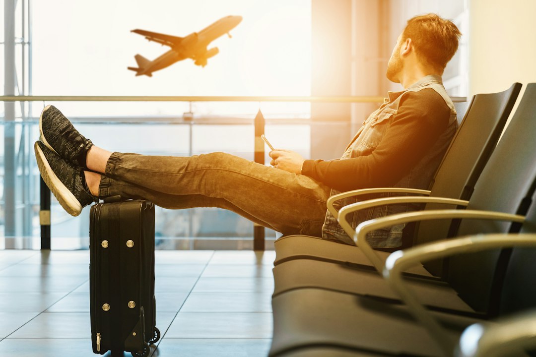 Voyageur à l'aéroport, en partance