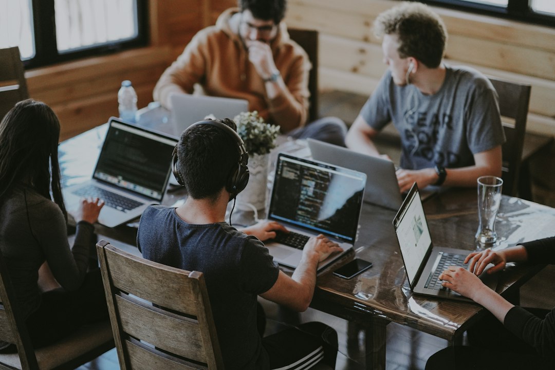 Une équipe de fondateurs au travail