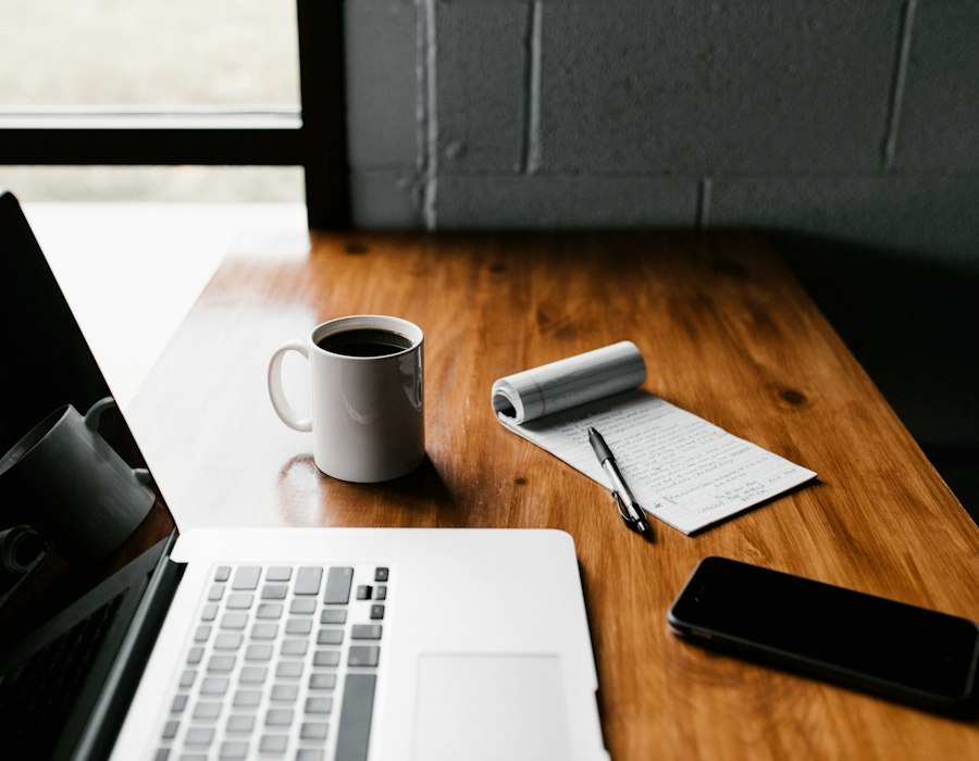 Espace de travail moderne avec un ordinateur portable et un carnet